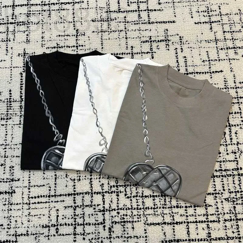 Kadın T-Shirt Tasarımcısı Yaz Yeni Boyama Zinciri Crossbody Bag Desen Trendi Erkekler için çok yönlü kısa kollu kadınlar 9xos