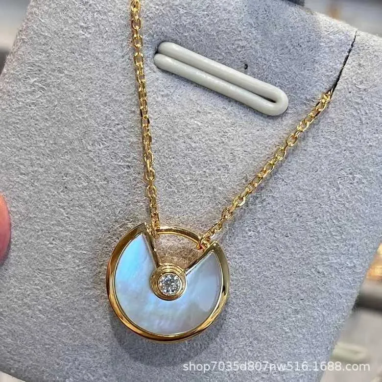 Designer Trend Gold Carter Amulet Halsband Kvinnlig plätering 18K rosguld dubbelsidig vit Fritillaria Agate Pendant Collar Chain