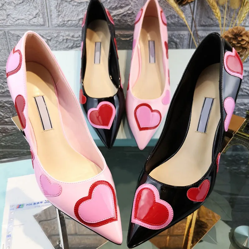 Patentdesigner kvinnor klär läder stavning färg platt spetsig fin rosa kärlek hjärtsymbol party skor två klackar höga 2 cm 6 cm med ruta 78341 64082