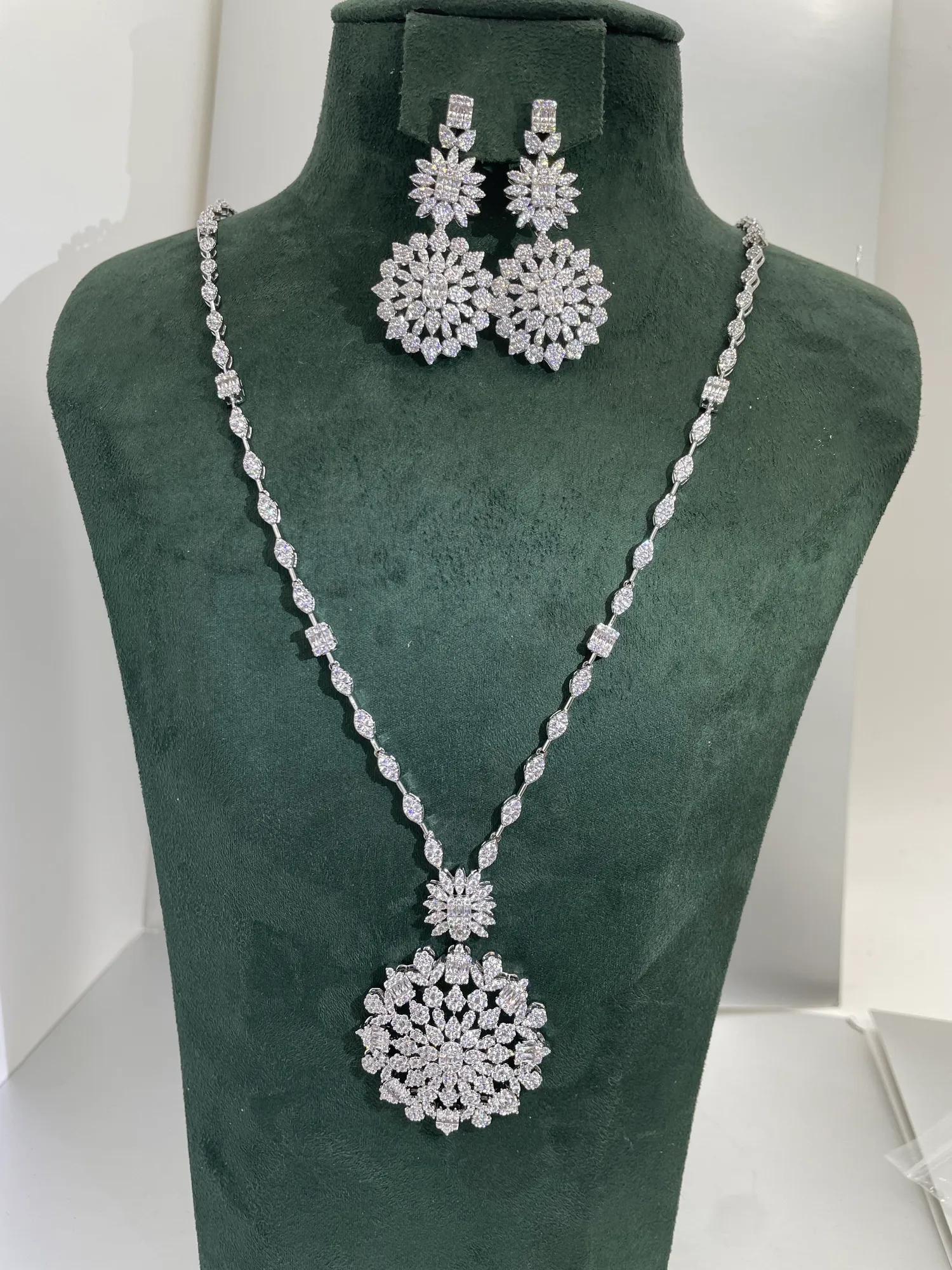 Orecchini Collana jankelly vendita indina 2 pezzi Set di gioielli da sposa Fashion Dubai Set per le donne Accessori per la festa nuziale Design 230619