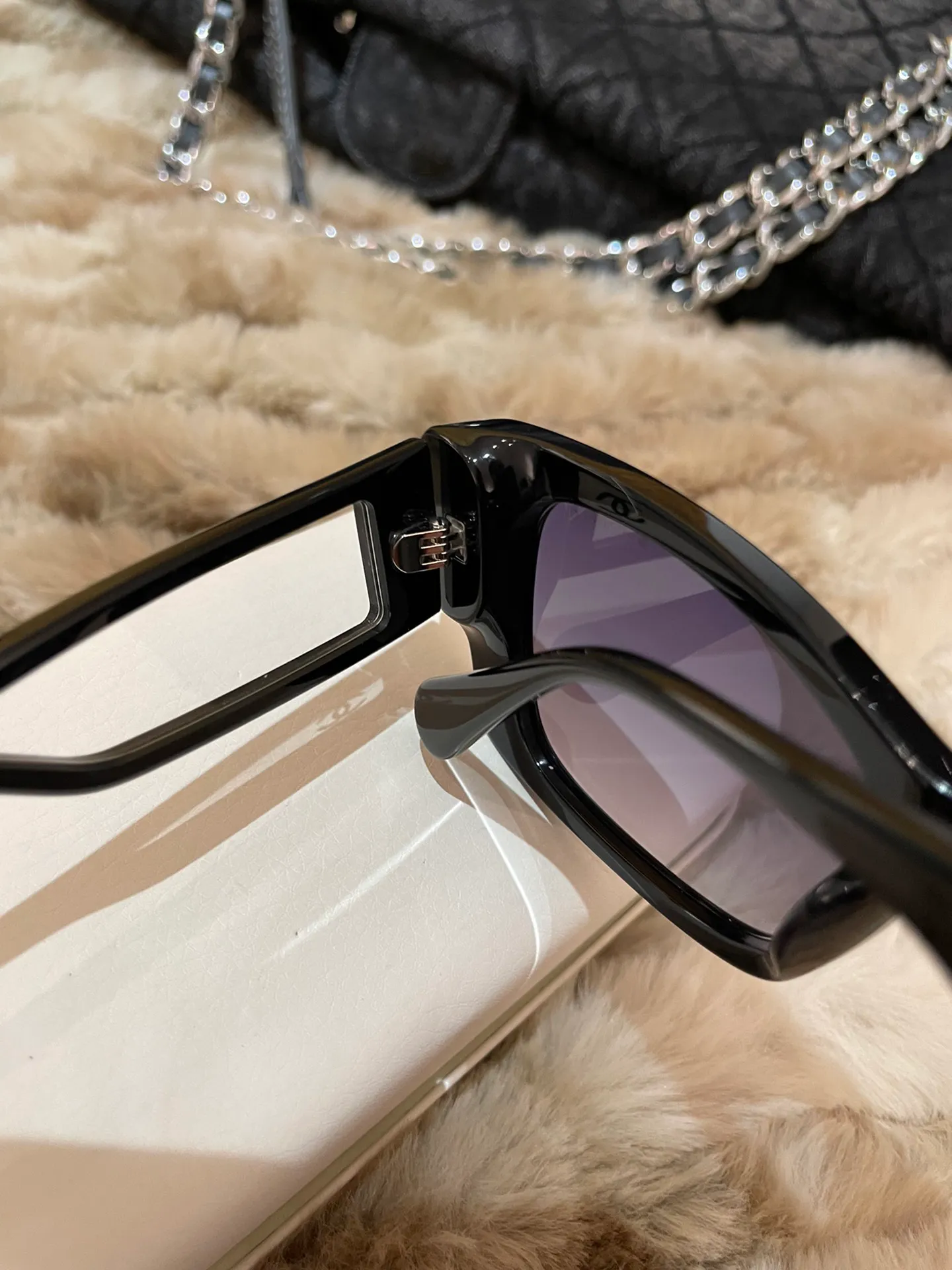 新しいクラシックデザイナーサングラスファッショントレンドサングラス男性と女性用のカジュアルカジュアル眼鏡