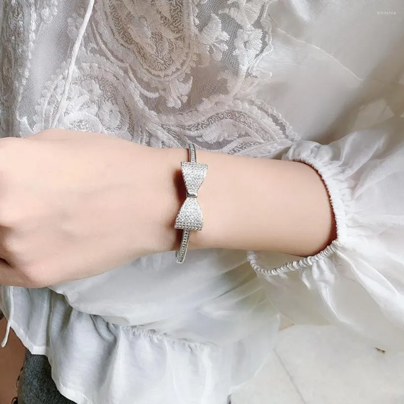 チャームブレスレットファンモードスパークリングCZ Pave Bowknot Bangle for Women Girls Korean Style Pulseras Wholesale FB43