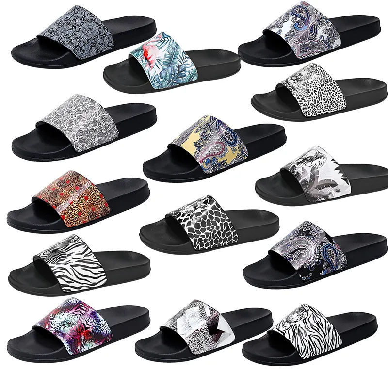 Lyxvarumärke Designer Rubber Anti-Slip Slippers Sandaler Svart Vit Handmålade tryck Män Sandaler Badrum Anti-Odour Slipers Beach Shoes Storlek 38-46