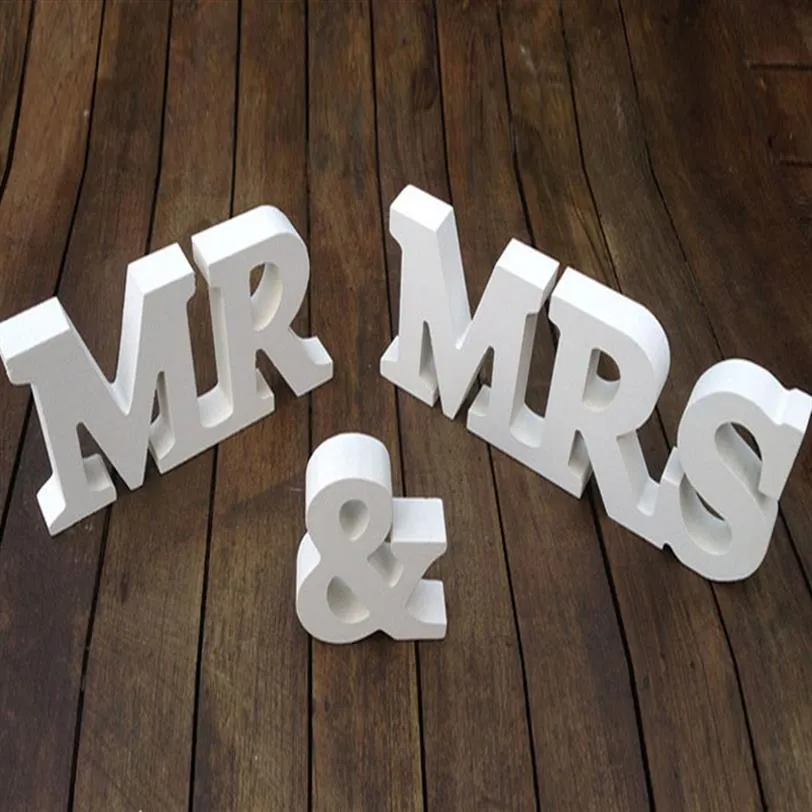 Decorazione per lettere MR MRS Lettere di colore bianco ornamento per matrimonio e camera da letto mr mrs Vendita disponibile262Z