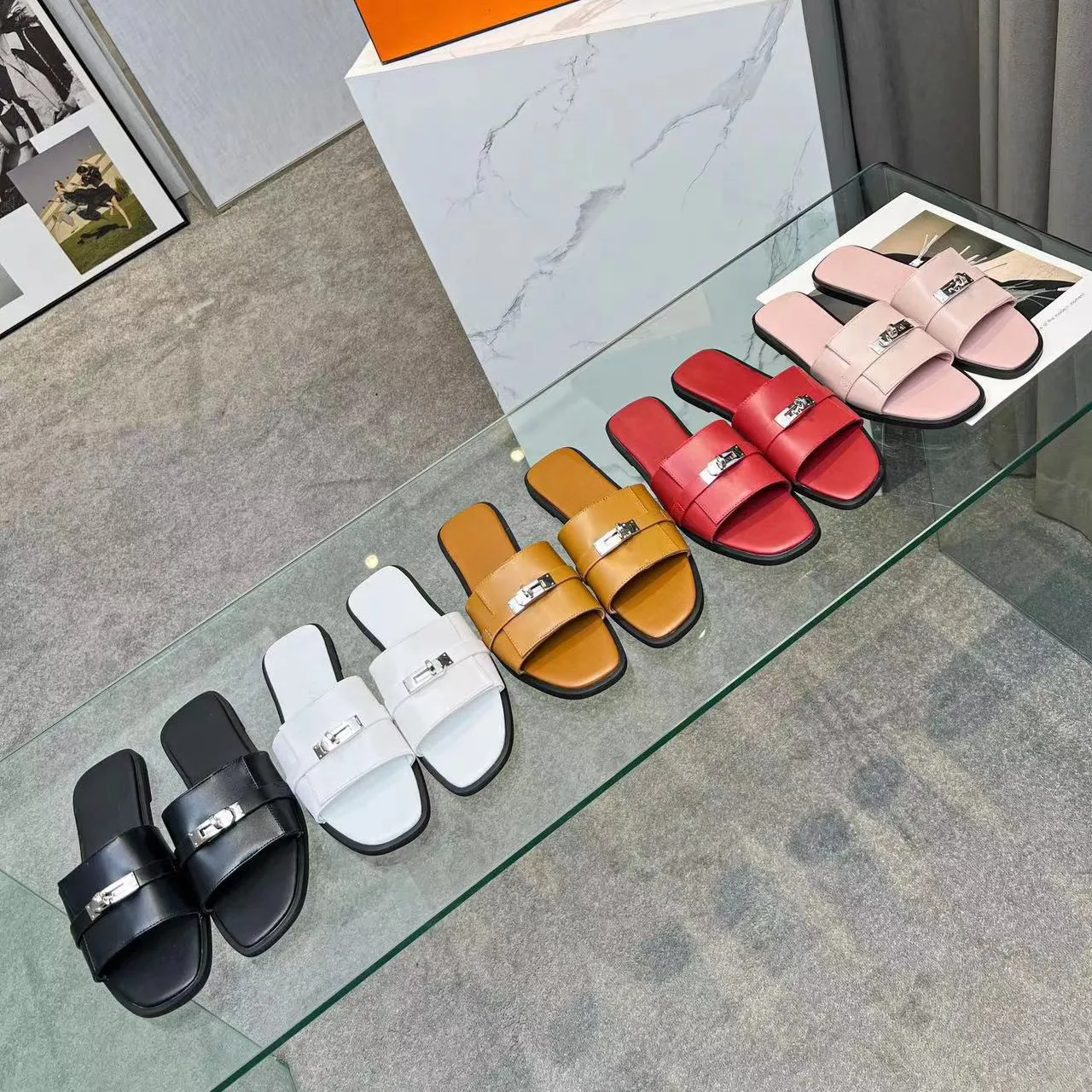 2023 Summer Nowe małe kwadratowe kapcie odzieżowe damskie otwarte palec u nogi swobodny moda klapki płaskie sandały i kapcie kobiety