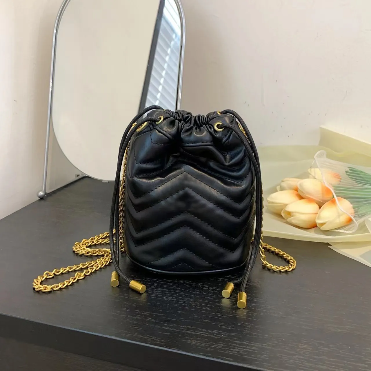 Designer Bag Women Bucket Bags Fashion Drawstrings Small Pocket Luxury Chain Bags Lady Shoulder Bag Black and White Colors Purses with Gletter Factory