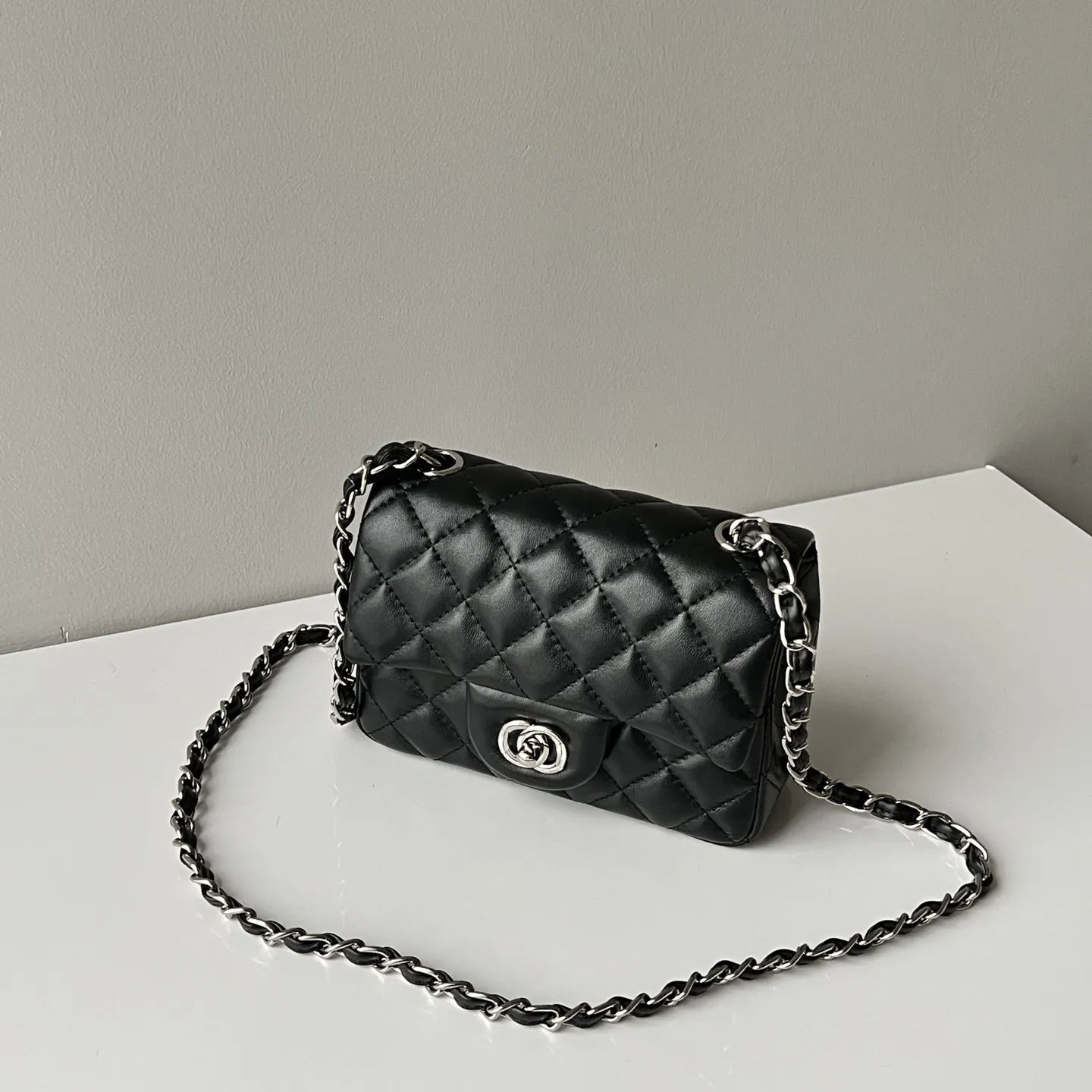 Sac à bandoulière femme designer de luxe cf avec boucle en or noir et chaîne en treillis de diamants sacs à bandoulière rétro à la mode en peau de mouton