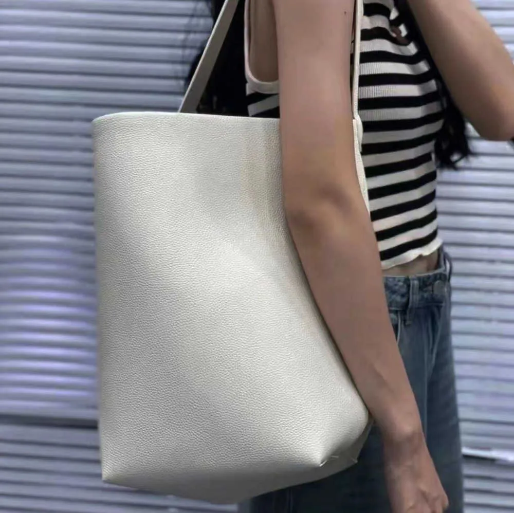 デザイナーバッグThe Row Bucket Bag Small Big and Versatile New Toteハンドバッグ