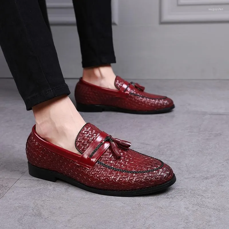 Dress Shoes 2023 Trendy Men's Wedding Leather Gentleman Weave Style Business Tassels Flats Loafers Homecoming Pageant Footwear