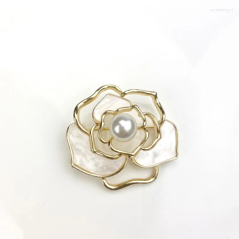 Broszki modny pusty kwiat róży dla kobiet Pearl Camellia modne szpilki eleganckie broszka broszka na przyjęcie biżuterii