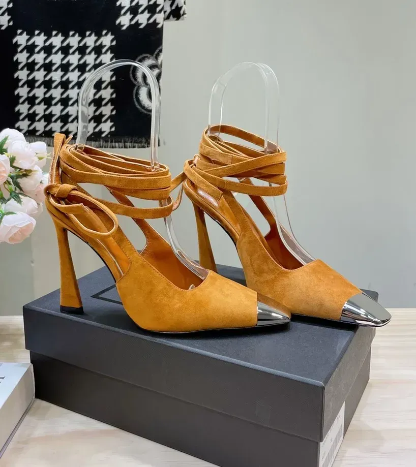 2023 Neue Designer-Schuhe Sandalen Damen-Stil Riemen Hufeisenabsatz High Heel Sandalen Luxus Sandalen Mode Bandage Größe 35-41