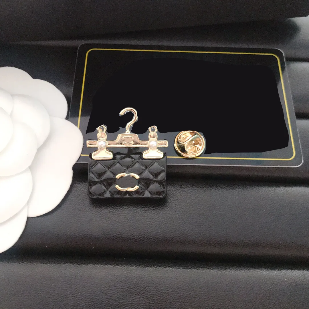 Famose lettere di marca designer Luxurys Pins Pins Donne di alta qualità Materiale in ottone Stugno per spilla Fashi