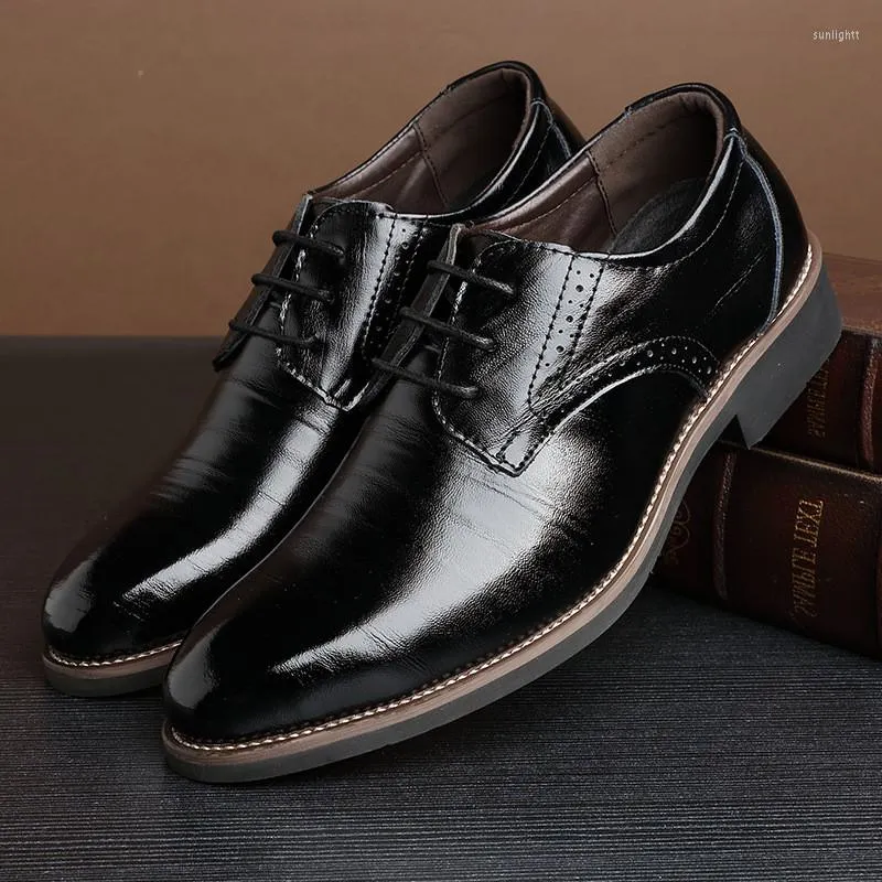 Sukiej buty oryginalne skórzane mężczyźni formalne Oxford dla Brogue Sapato Social Masculino Chaussures Hommes Pointu