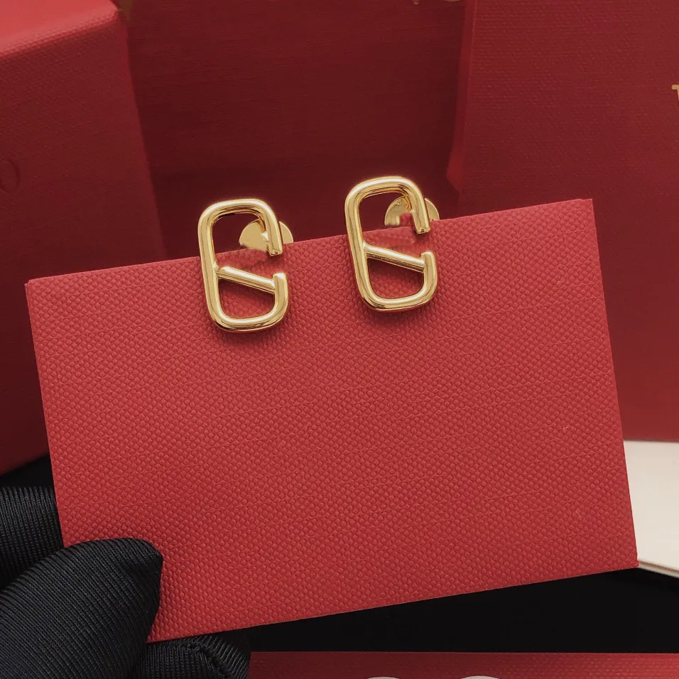 Дизайнерская буква v Серьговые серьги с логотипом метал.