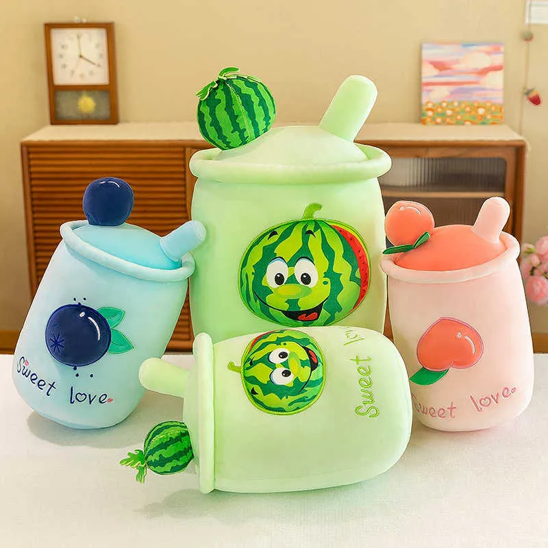 Plyschkuddar kämpar kreativa vattenmelon mjölk te kopp kudde plysch leksaker tecknad persika blåbär mjölk te kan skickas som födelsedagspresent R230620