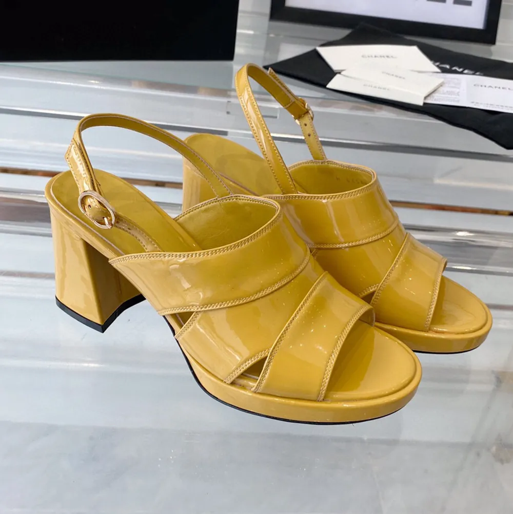 Pieno di brevetto in cuoio con tacco con cinghia a tacco alto tacco a punta designer di lusso da donna a punta di lusso scarpe da sera in pelle per le veicoli calzati di fabbrica con scatola 35-41