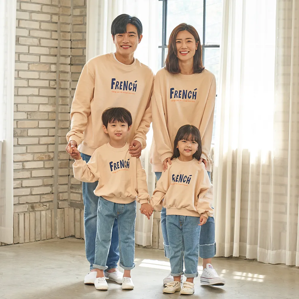 Aile Eşleşen Kıyafetler Baba ve Oğul Giyim Uzun Kollu Sonbahar Bebek Üstleri Anne Kızı Eşit Giysiler Eşyalı Kapüşonlu Sweatshirt 230619