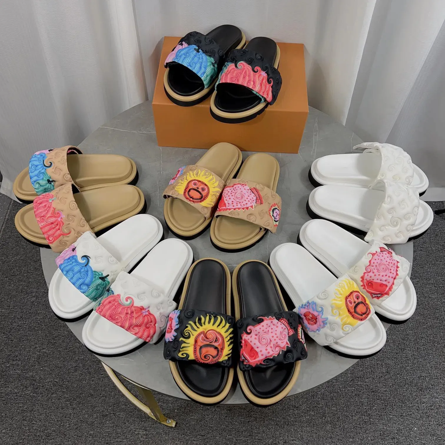 Luxe pantoffel Zwembadkussen Comfortabele slip Muilezels met reliëf Designer-sandaal Heren Damesschoenen Zomerreissandalen Aangepast met klittenband voor gemak Gemakkelijk te dragen