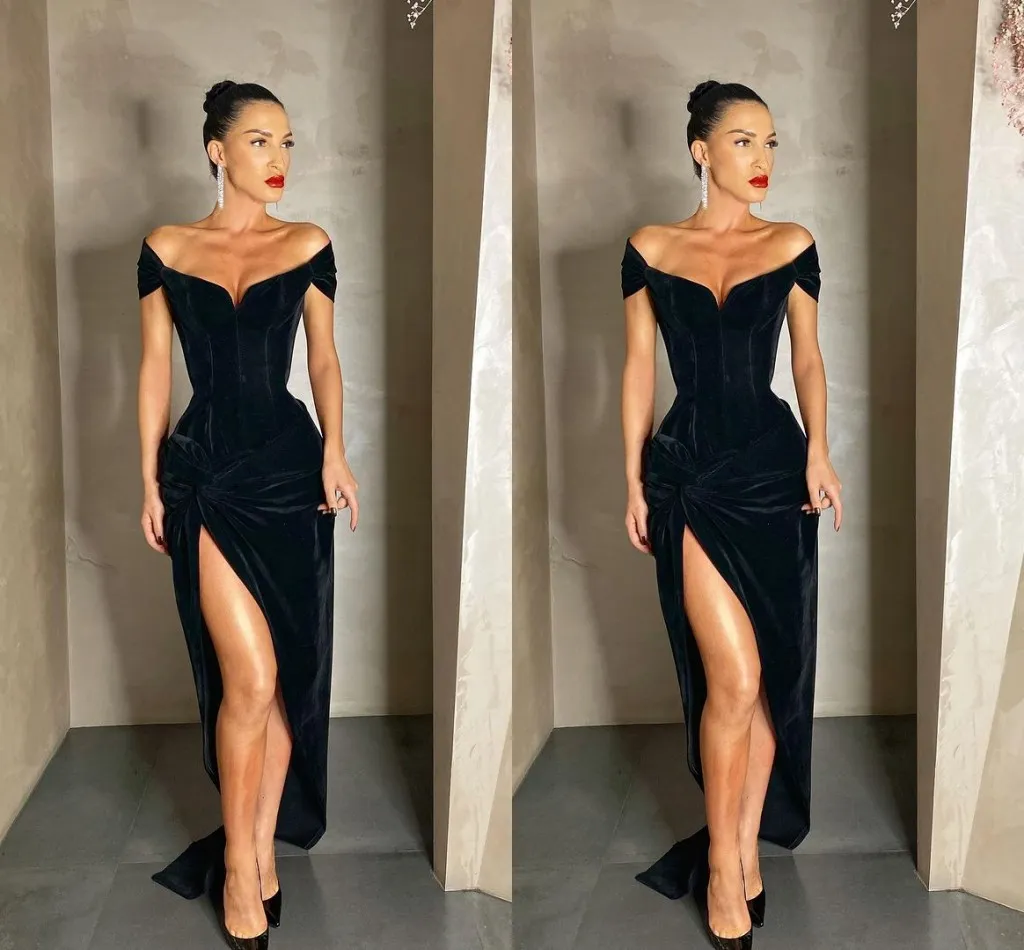 Sexy Black Plus Size Prom Dresses Lungo per le donne Velluto Side Split Lunghezza del pavimento Drappeggiato Spettacolo di compleanno Celebrity Evening Party Abiti Occasioni formali Custom Made