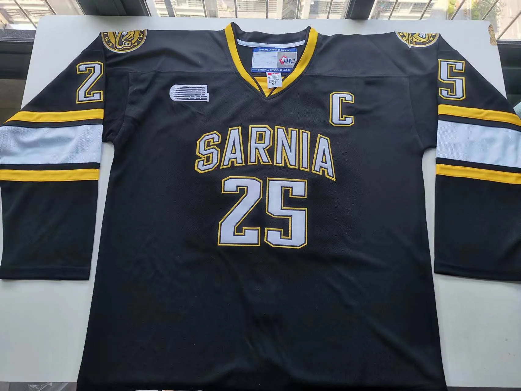 Üniversite hokey fiziksel fotoğraflar giyiyor Kowell Sarnia Sting #25 J. Kyrou Erkek Gençlik Kadınlar Vintage Lise Boyutu S-5XL veya herhangi bir isim ve numara forması