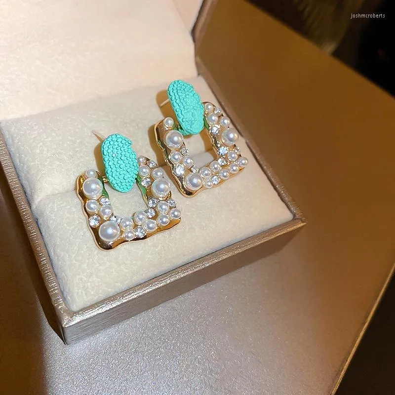 Orecchini pendenti Squisito classico orecchino di perla imitato Gioielli alla moda per le donne Delicato fascino Hollow Semplice gioielli geometrici