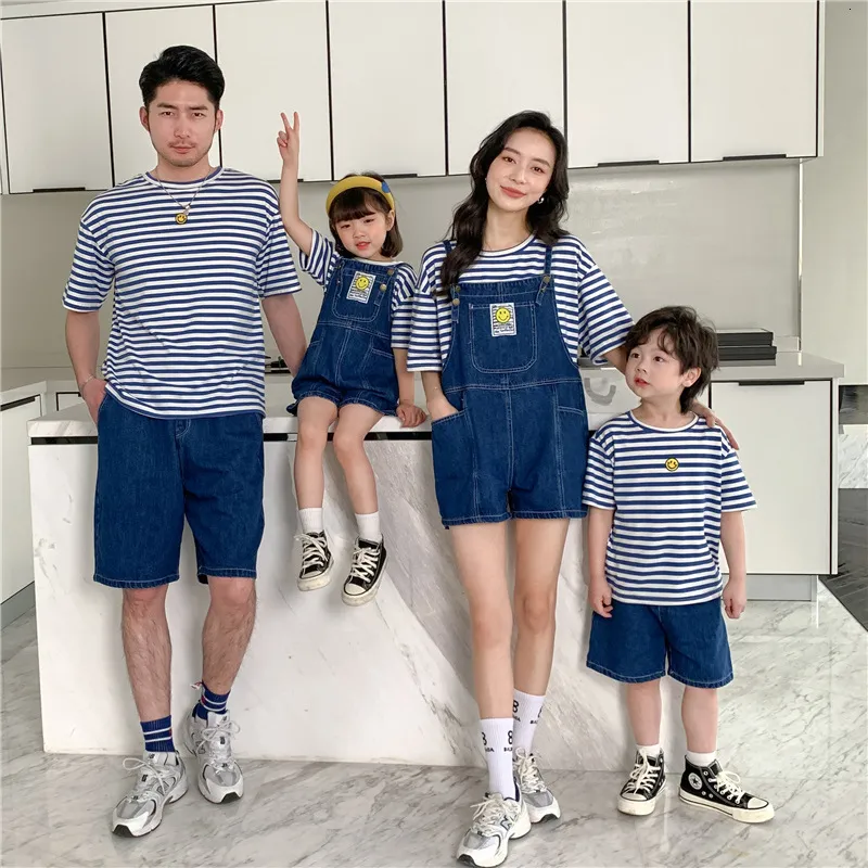 Abiti coordinati per la famiglia 2023 Estate mamma e figlia Set Papà figlio Maglietta a maniche corte ParentChild Vestiti in denim Bambini Jean 230619