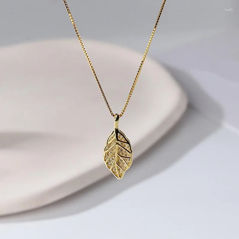 Pendant Necklaces 2023 Contracted Senior Metal Leaves Modelling Short Necklace Fashion Women Shiny Crystal Fine Jewelry