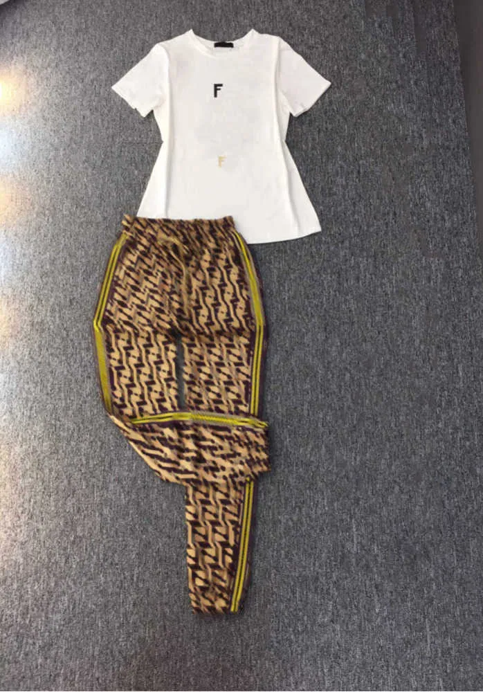 T-shirt da donna a due pezzi ampia e confortevole, girocollo, a maniche corte, con monogramma doppia F, pantaloni casual con coulisse a righe, pantaloni firmati, maglietta da donna 55