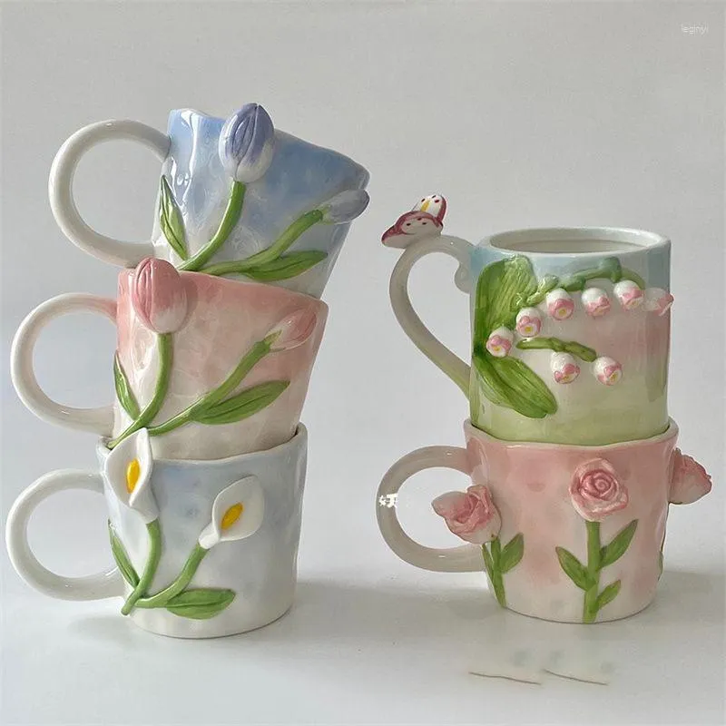 Muggar 3D Relief Design Flowers Handmålning Keramisk kaffemugg för flickor Frukost Mjölksaft Japan Korean Handle Te Cups 350 ml