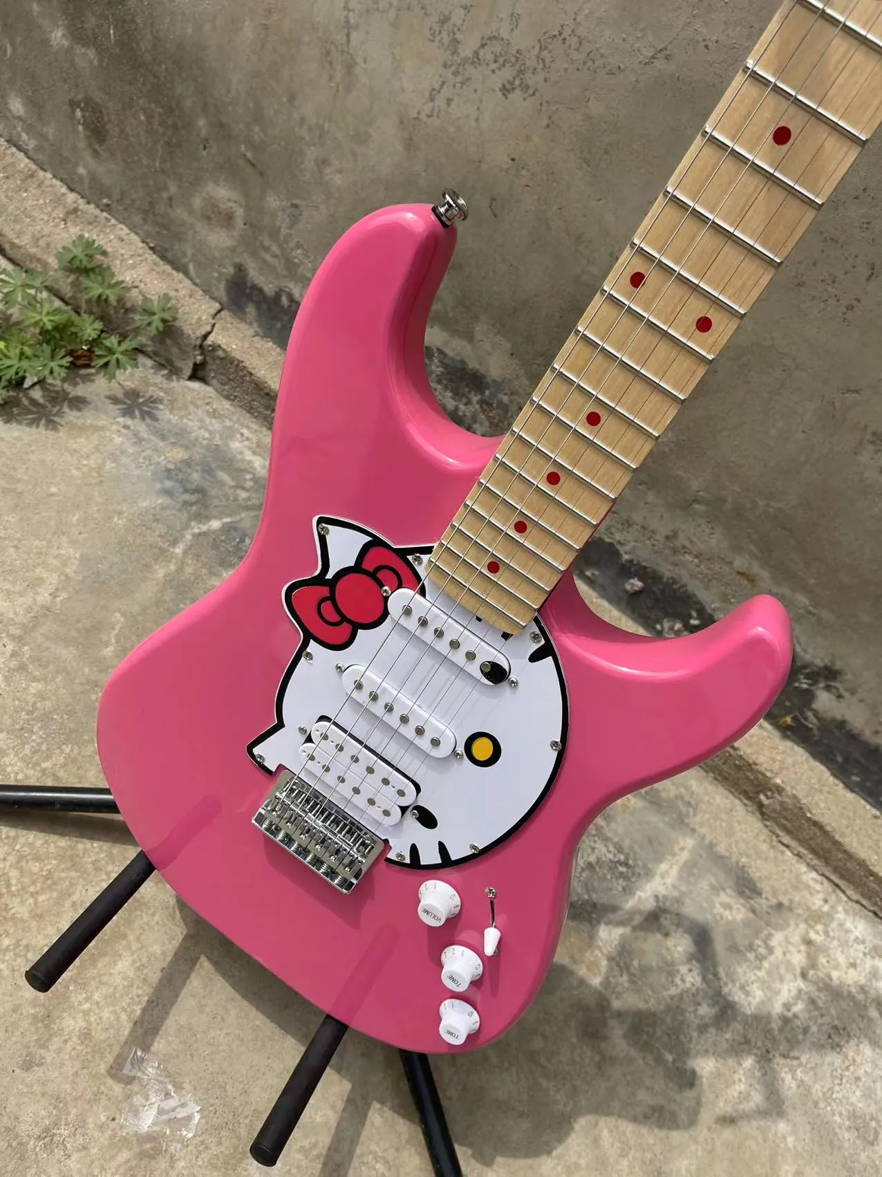 志望のミュージシャンのためのピンクのエレクトリックギター