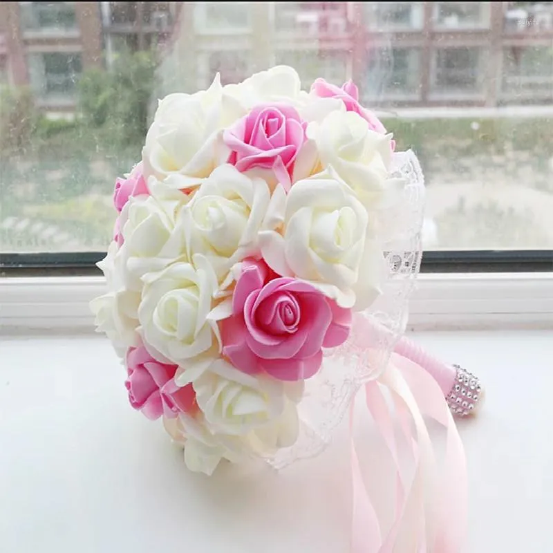 Dekorativa blommor Elegant färgglada brudbrudtärna rose konstgjorda händer som håller bröllop brudbuketter för festdekoration