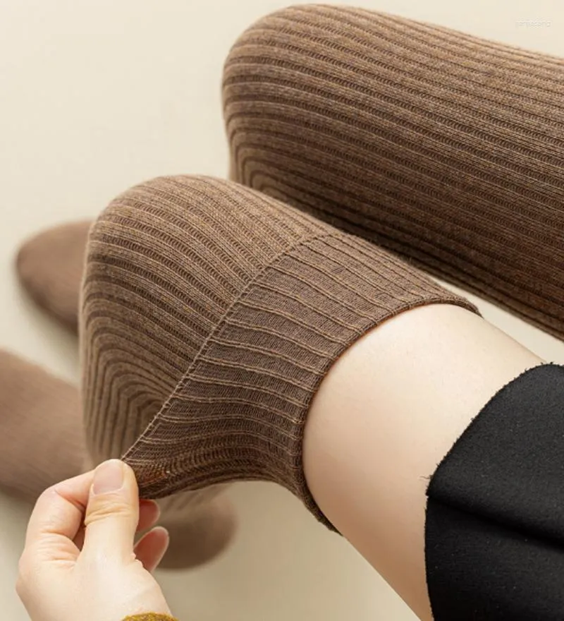 女性の靴下1ペア日本の膝の上の脚の暖かい太ももの固形綿オールマッチ編み暖かい長いストッキング