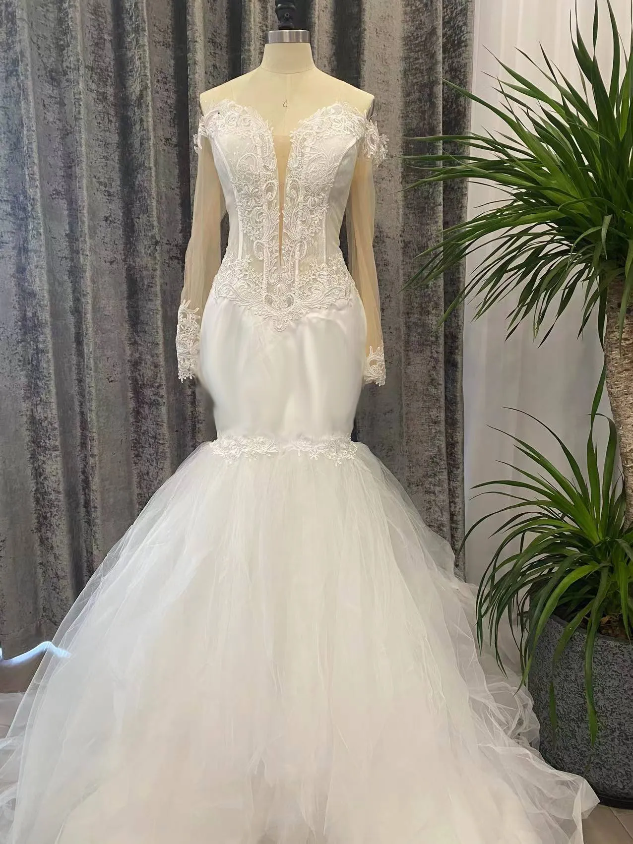 2023 Abiti da sposa a sirena Africano con spalle scoperte Appliques in pizzo Maniche lunghe Illusione Abiti da sposa Abiti da sposa Immagine reale Cerniera posteriore