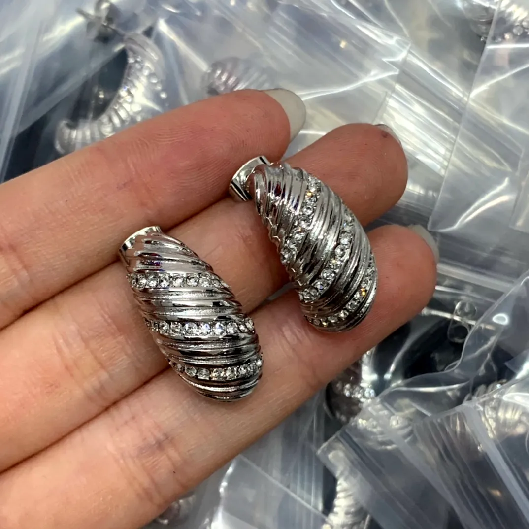 Orecchini a bottone pendenti minimalisti placcati in oro, mini orecchini a goccia, minuscoli orecchini pendenti, regalo di Natale per lei, semplici orecchini per tutti i giorni - Italia