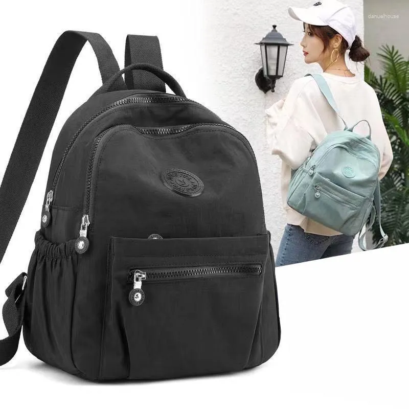 Skolväskor ryggsäck Kvinnors stora kapacitet All-Match Female Light Travel Bag Teenage Girl Nylon Tyg Rucks Bookväska