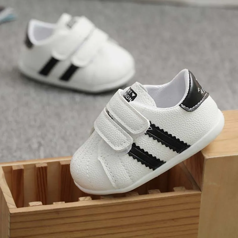 Första vandrare babyskor födda flickor sneaker pojkar första vandrare barn småbarn mjuka sulor icke-halk sneakers baby koreansk stil skor 0-2 år 230620