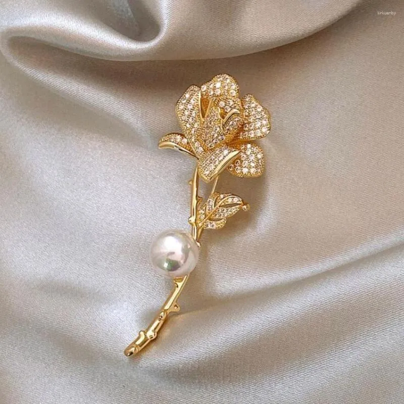 Broscher utsökta strass röd rosblomma pärlbrosch för kvinnor elegant legering bukett lapel pin bröllop parti märke smycken gåva