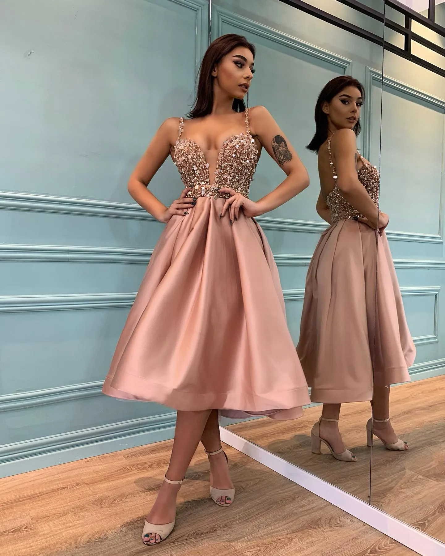 Designer de Moda Rosa Vestidos de Baile Al as Decote em V Lantejoulas Vestido de Coquetel Pregas Comprimento do Ch Formal Tapete Vermelho Ocasi o