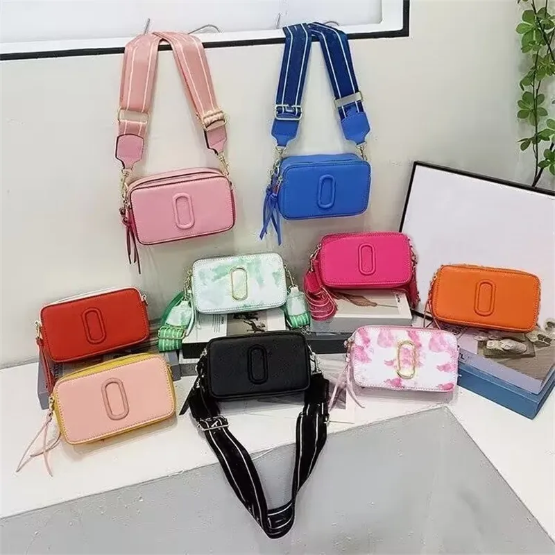 2023 NY DESIGNER WOMENS SKULDVÄGSBREKTROV FRAGA SVART FÄRG KONTRRAST KAMERA VÄGAR VERSATILE MESSENGER Väskor Dubbel Zip Wide Strap axelväskor Plånböcker