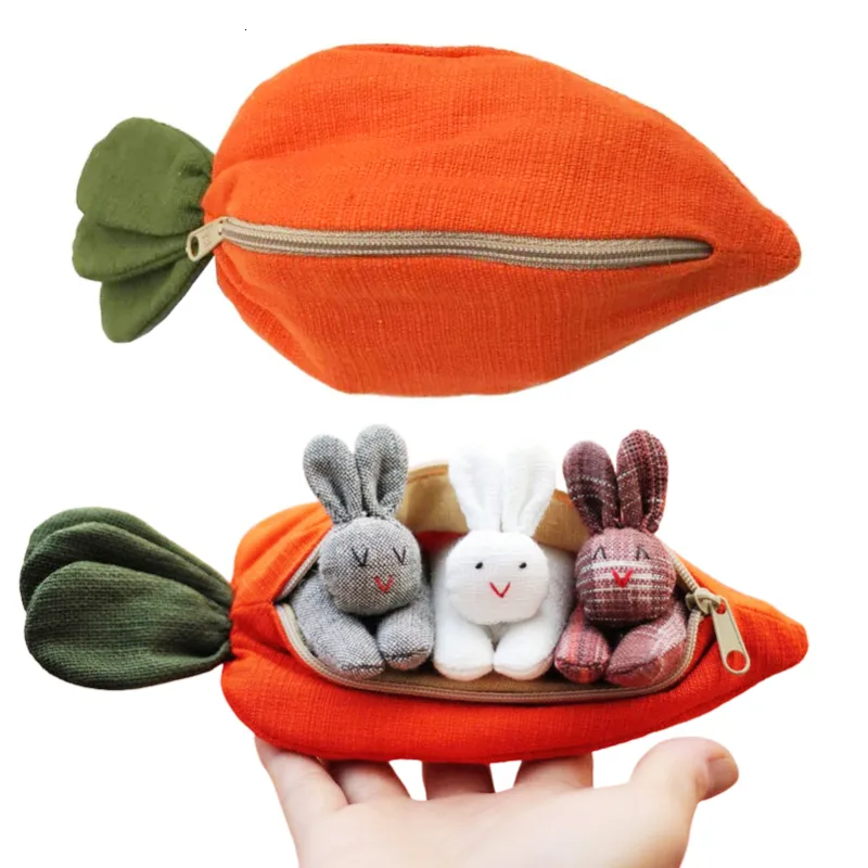 Poupées en peluche Pâques Mini peluche lapin poupée 3 lapins en carotte sac à main jouet décorations de Pâques lapins mignons sac portable pour enfants cadeaux maison 230621
