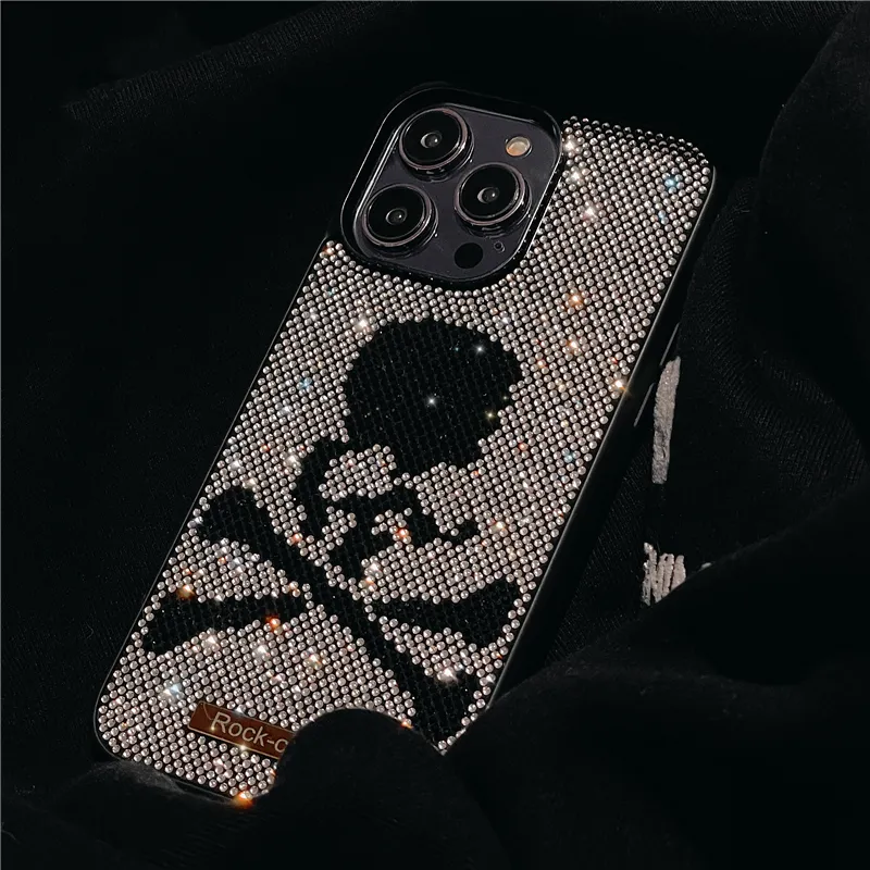Luxury Sparkle Diamond Skull Vogue Phone Case For iPhone 14 13 12 11 Pro Max Hållbar glitter full skyddande mjuk stötfångare Rhinestone Stylish Back Coatch Sock Proofsäker
