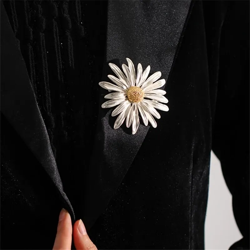 Pins Brooches HUANZHI Elegant Vintage Metal Plant Flowers Daisy Brooch for Women And Man Collar Accessories Couple Jewelry Gifts 230621
