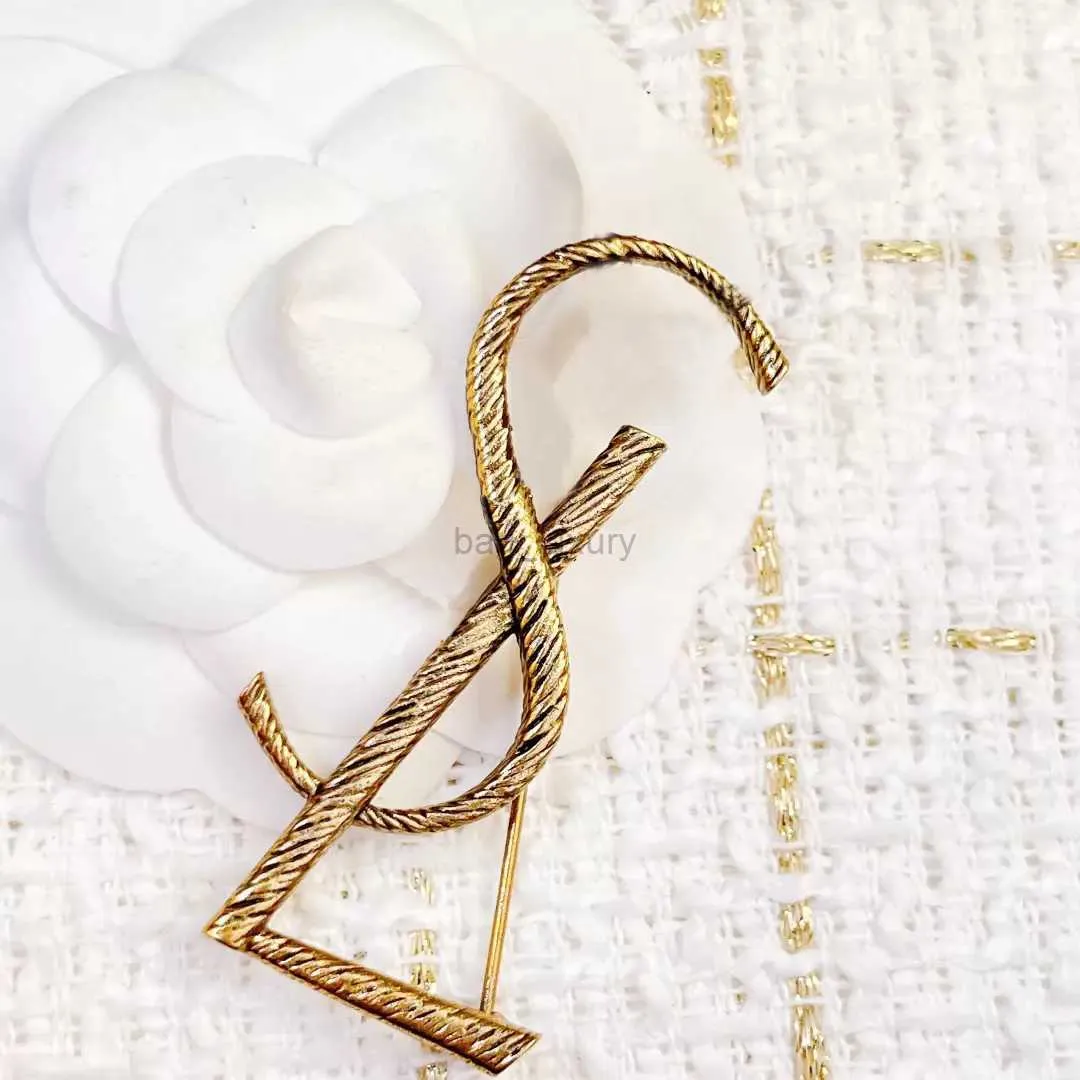 Broches designer de moda broche para mulheres joias de ouro de luxo feminino pinos de acessórios para mulheres broches de pérolas
