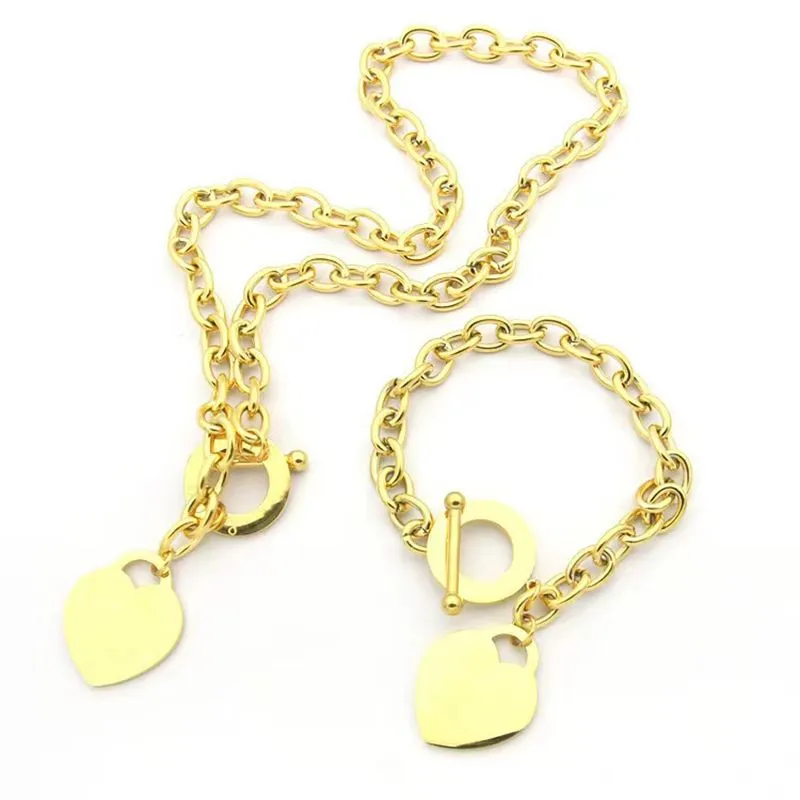 Aniversario Collar de amor de lujo para mujer Collares de moda Diseñador Chapado en oro Accesorio Collares de trébol Joyería delicada en forma de corazón