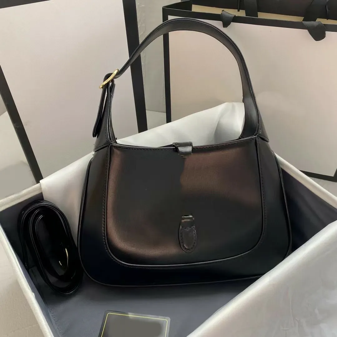 CLASSIQUE BAG 17 IN BLACK CALFSKIN GOLD HARDWARE