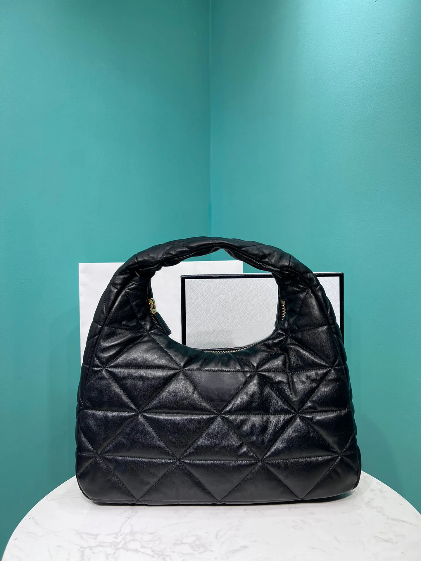 Le nouveau sac à main pour femme est en peau de mouton et présente un toucher ultra doux. Il est cousu à la main avec un motif triangulaire tridimensionnel unique