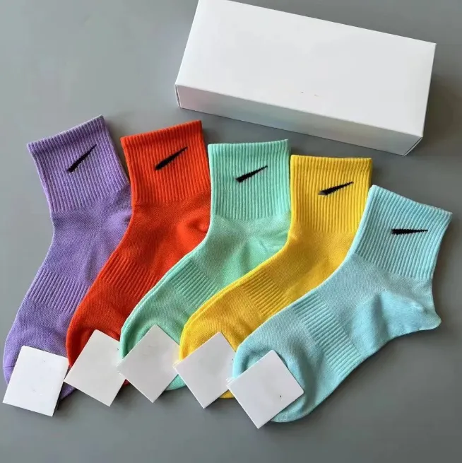 Våren och sommaren nya manliga och kvinnliga mellersta rörboxade krok Athletic Socks Trendy All-Match Fashion Casual Style