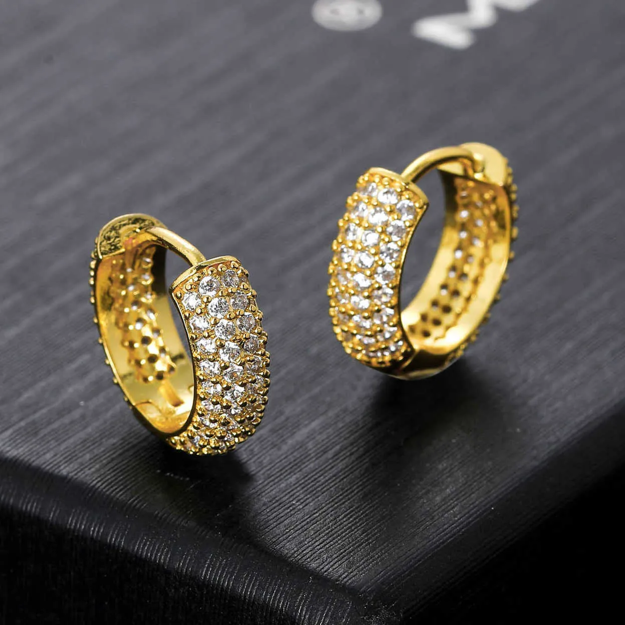 Boucles d'oreilles de créateur Nouvelles boucles d'oreille de boucle d'oreille Hiphop Round Hoop Moucles d'oreilles Tendance Marque Micro Iced Out Cubic Zircon Mens Accessoires 3A CZ Stone Ear Jewelr