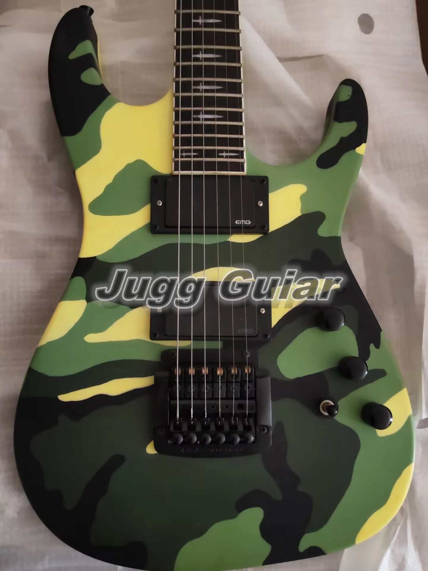 Travail manuel rare Jeff Hanneman Signature Urban Green Camo Guitare électrique Kahler Bridge H Dagg Inlay China EMG Pickups 9V Battery Box Black Hardware