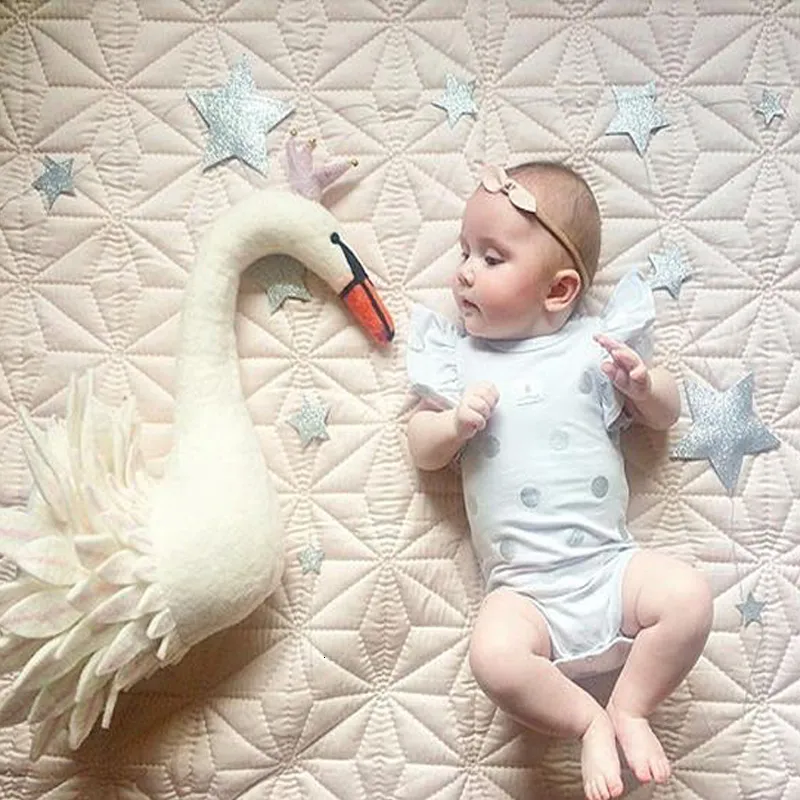 Peluş Duvar Eşyaları Swan Dolgulu Hayvanlar Bebekler Oyuncaklar Bebek Kız Yatak Odası Kreş Dekor Yumuşak 3D Hayvan Baş Duvarı Çocuklar İçin Asılı Oda Dekorasyon Hediyesi 230621